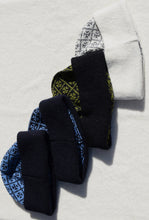 Load image into Gallery viewer, Beanie with the faroese pattern 'the bloom'