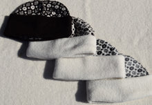 Load image into Gallery viewer, Beanies with the faroese pattern: Crown and the Goose Eye