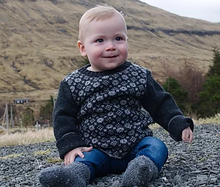 Load image into Gallery viewer, Flott troyggja við føroyskum mynstri og kraga