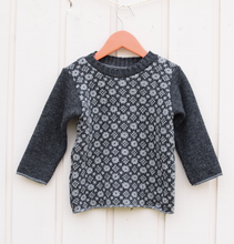 Load image into Gallery viewer, Flott troyggja við føroyskum mynstri og kraga