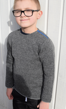 Load image into Gallery viewer, Einkult grá troyggja við lynlási á øksluni