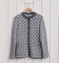 Load image into Gallery viewer, Buttoned sweater with pockets