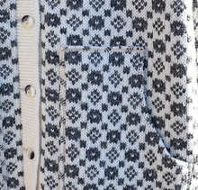 Load image into Gallery viewer, Buttoned sweater with pockets