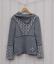 Load image into Gallery viewer, Troyggja við kraga og føroyskum mynstri