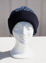 Load image into Gallery viewer, Beanie with the faroese pattern 'the bloom'