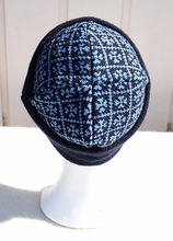 Load image into Gallery viewer, Beanie with the faroese pattern 'the bloom'