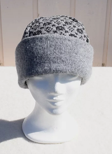 Load image into Gallery viewer, Beanies with the faroese pattern: Crown and the Goose Eye