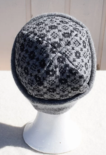 Load image into Gallery viewer, Beanies with the faroese pattern: Crown and the Goose Eye