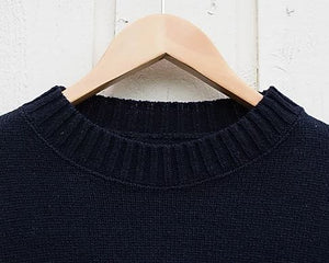 Smart sweater with short collar