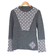 Load image into Gallery viewer, Tættsitandi troyggja við kraga og mynstrið