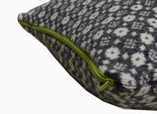 Load image into Gallery viewer, Grá og hvít púta