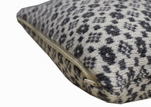 Load image into Gallery viewer, Hvít og grá púta