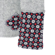 Load image into Gallery viewer, Tættsitandi troyggja við kraga og mynstrið