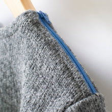 Load image into Gallery viewer, Einkult grá troyggja við lynlási á øksluni