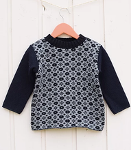Load image into Gallery viewer, Charming sweater with faroese pattern
