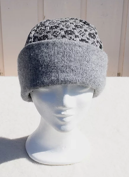 Beanies with the faroese pattern: Crown and the Goose Eye